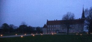 Slotsparken oplyst med levende lys ved Skolehistoriske Dage 2021